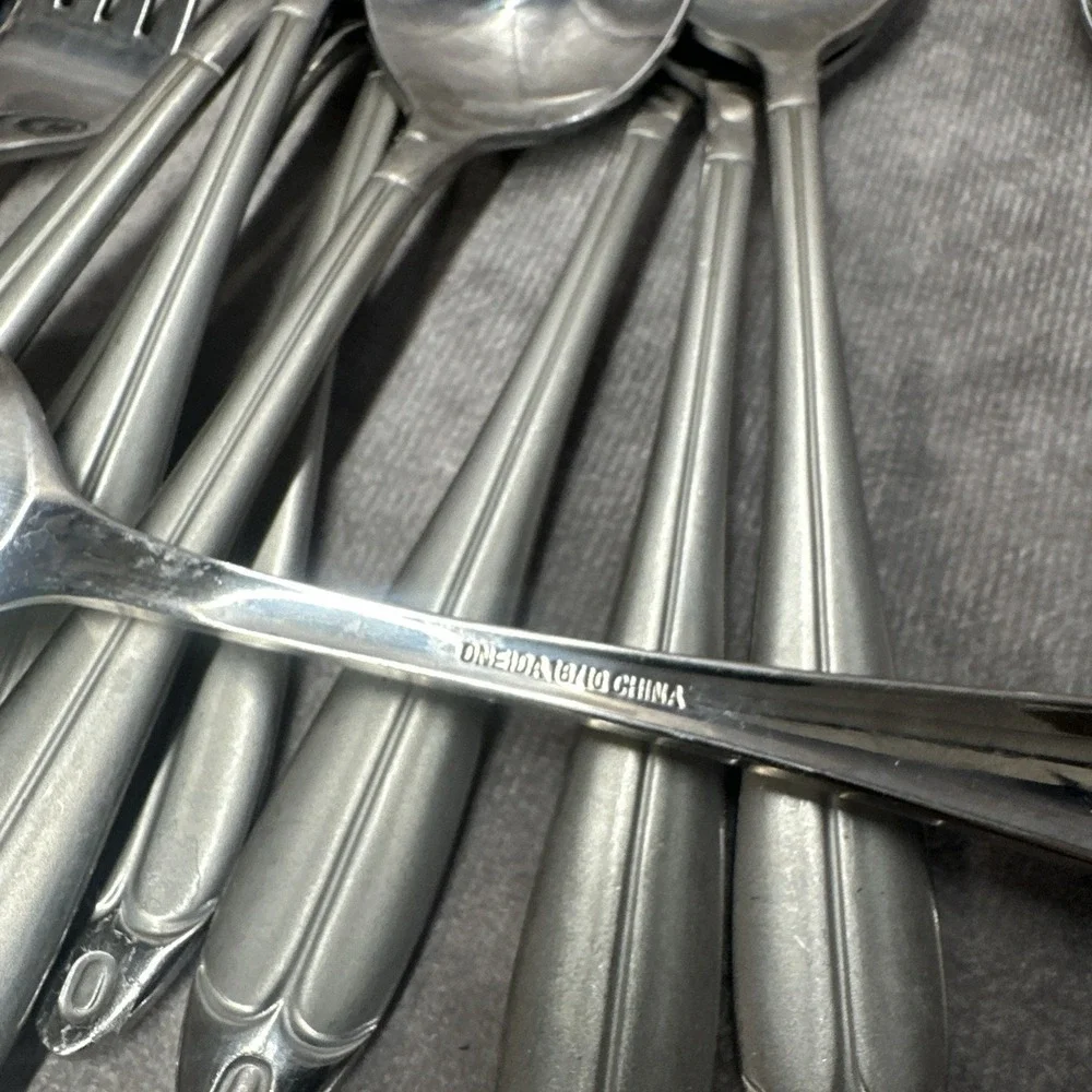 Oneida Pasadena Flatware 43 Piece Set Forks Spoons Serving Knife